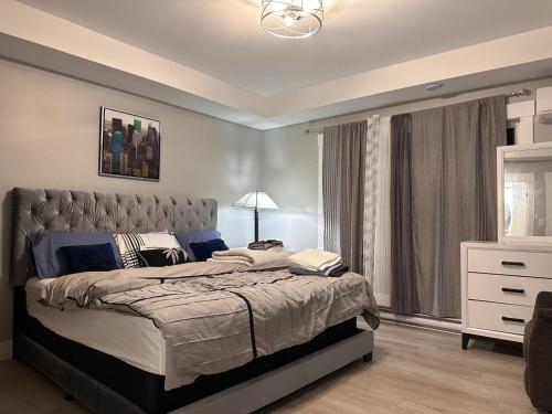 Un dormitorio con una cama grande y una ventana en New built home, A/C, close to airport, en Dieppe