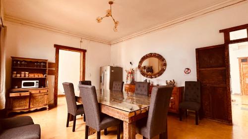 een eetkamer met een tafel en stoelen bij CASA DE LAS FLORES in Guatemala