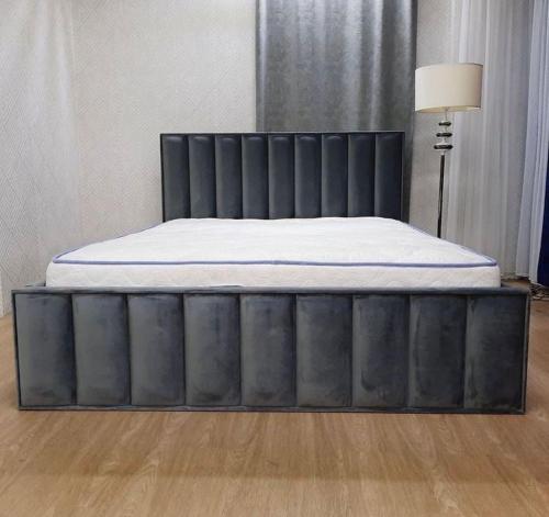 1 cama con marco negro en una habitación en agriturismo Kreshta, en Lezhë