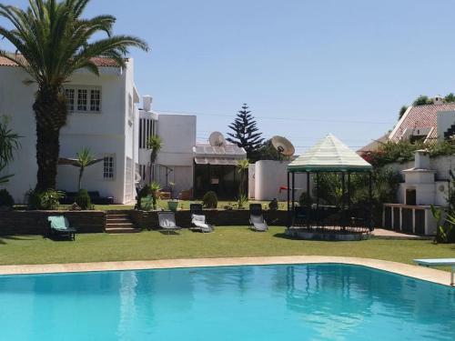 Der Swimmingpool an oder in der Nähe von Villa SAMO Rabat prived pool
