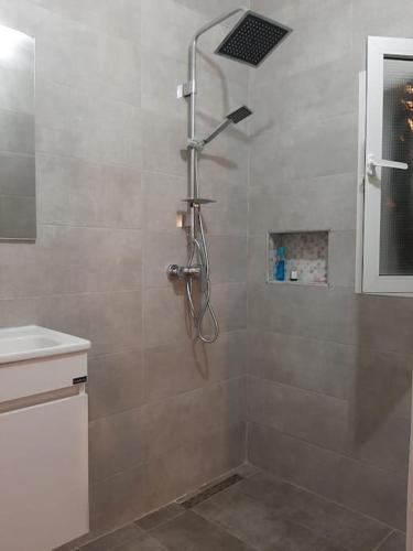 ein Bad mit einer Dusche, einem Waschbecken und einer Dusche in der Unterkunft Villa SAMO Rabat prived pool in Rabat