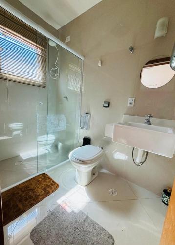 La salle de bains est pourvue de toilettes, d'un lavabo et d'une douche. dans l'établissement Casa perto Expo Center Norte e Anhembi 1km, à São Paulo