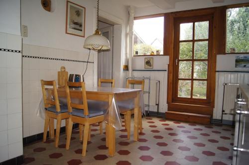 eine Küche mit einem Esstisch und Stühlen in der Unterkunft Mitten im Garten in Friedland