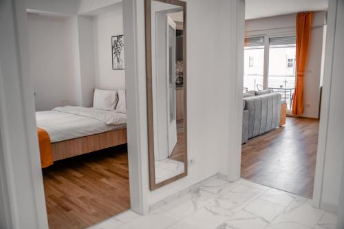 Una cama o camas en una habitación de Darki Apartments 4 - Very Central 100 Square Meters,Two Bedrooms,Free Parking