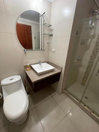 a bathroom with a toilet and a sink and a shower at Suite frente al río en Puerto Santa Ana Riverfront in Guayaquil