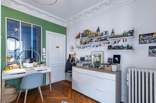 un bureau à domicile avec un bureau et une chaise dans l'établissement Appartement Unique - Art et Charme Paris 17ème, à Paris
