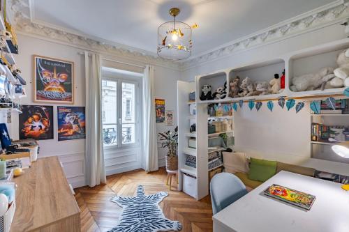 un salon avec une table et une salle à manger dans l'établissement Appartement Unique - Art et Charme Paris 17ème, à Paris