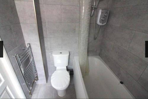 Bathroom sa Private double rooms near City centre, Coventry, with free WiFi and Car Parking