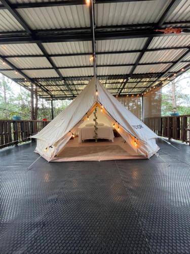 Tienda en una habitación con cama en Glamping Anturios, en Valle de Ángeles