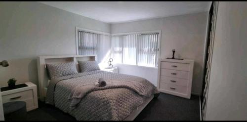 Katil atau katil-katil dalam bilik di Home Close to Amenities and Airport.