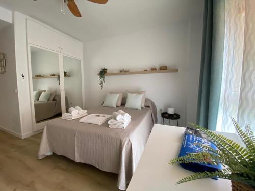 Un dormitorio con una cama con toallas. en Apartamentos Benal Beach Group, en Benalmádena