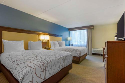 Best Western Plus Coeur d'Alene Inn في كور دالان: غرفه فندقيه سريرين وتلفزيون