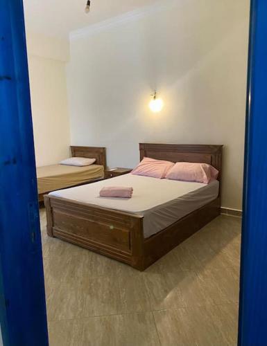 ein Schlafzimmer mit einem Bett mit rosa Kissen darauf in der Unterkunft Dahabiya Studio - Mashraba in Dahab