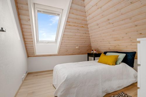 - une chambre avec un lit et une fenêtre dans l'établissement Leilighet i Nærbø sentrum, à Narbø