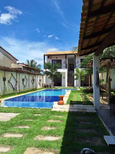 a backyard with a swimming pool and a house at Casa Vila Prea Jericoacoara é logo ali in Prea
