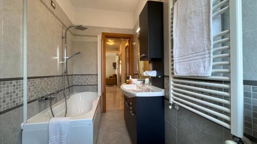 La salle de bains est pourvue d'une baignoire, d'un lavabo et d'une baignoire. dans l'établissement Casa Zia Màpò, à Ferrare