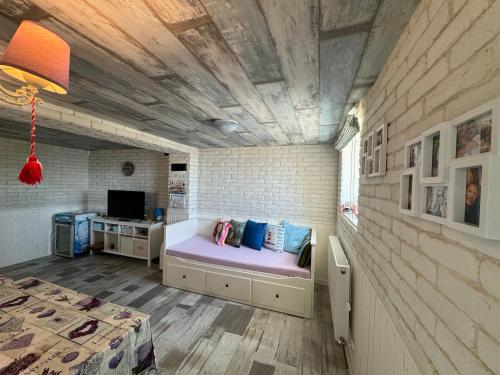 Habitación con cama y TV. en Вила Вилекула en Varna