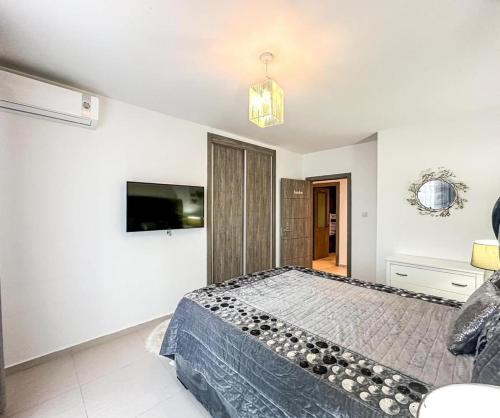 een slaapkamer met een groot bed in een kamer bij La Cascade 1 in Oran