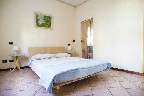 ein Schlafzimmer mit einem großen Bett in einem Zimmer in der Unterkunft B&B Alla Villa in Parma