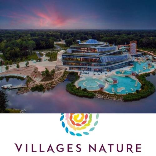 - une vue aérienne sur un hôtel avec un complexe dans l'établissement Happy Guest, 14 min Disneyland Paris, à Bussy-Saint-Georges