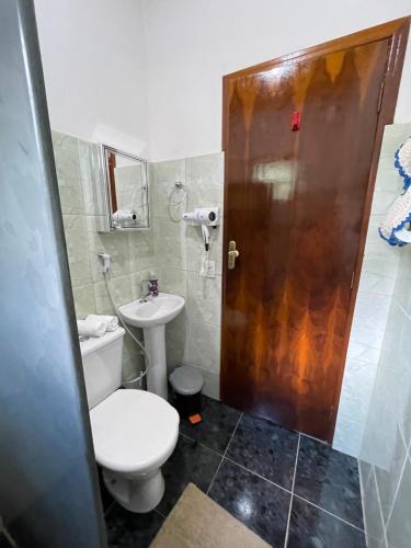 Phòng tắm tại Piscina e paz nas montanhas de Gonçalves