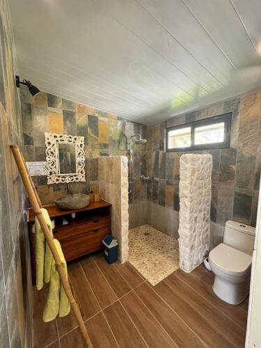 ein Badezimmer mit Toilette, Dusche und Waschbecken in der Unterkunft Rangiroa Cottage in Avatoru