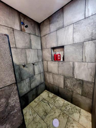 a bathroom with a shower with two red extinguishers at Villa Lakota By Natut Huasca in Huasca de Ocampo