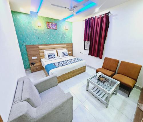 1 dormitorio con cama extragrande y sofá en Hotel MARISA GRAND Near Delhi Airport BY Aero Home en Nueva Delhi