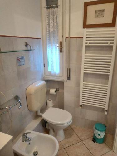 ein kleines Bad mit WC und Waschbecken in der Unterkunft B&B Alla Villa in Parma