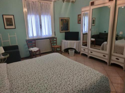 ein Schlafzimmer mit einem Bett und ein Wohnzimmer in der Unterkunft B&B Alla Villa in Parma