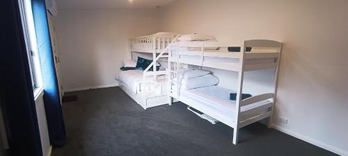 a room with two bunk beds in a room at The Berri Bubble Lodge in Berridale