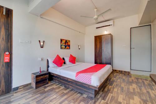Un dormitorio con una cama con almohadas rojas. en Sairaj Lodge, en Méribel Village