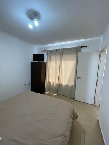 1 dormitorio con 1 cama y puerta corredera de cristal en Ayres de chajari en Chajarí