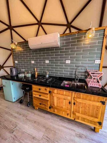 a kitchen with a sink in a tent at Domo Geodésico - Entre Chalés - Pet Friendly in São Bento do Sapucaí
