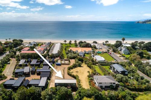 una vista aérea de un complejo cerca de la playa en Onetangi Beach Stays Studio 2 - Coast & Country, en Onetangi