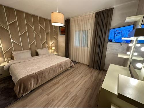 1 dormitorio con 1 cama grande y escritorio en Villa Marina, en Marina Smir