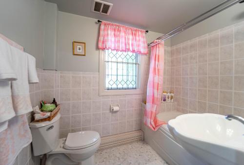 bagno con servizi igienici e lavandino di Grandma's Summer House Beverly Beach a Edgewater