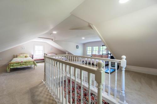 scala bianca in una camera con letto di Grandma's Summer House Beverly Beach a Edgewater