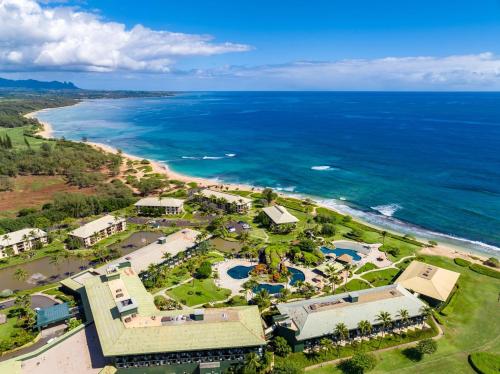 una vista aerea su un resort e sull'oceano di Top Floor Pool Ocean View Room at Oceanfront 4-Star Kauai Beach Resort a Lihue