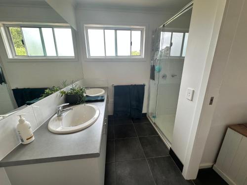 ein Badezimmer mit Waschbecken und Dusche in der Unterkunft Fifteen Mercury in Venus Bay