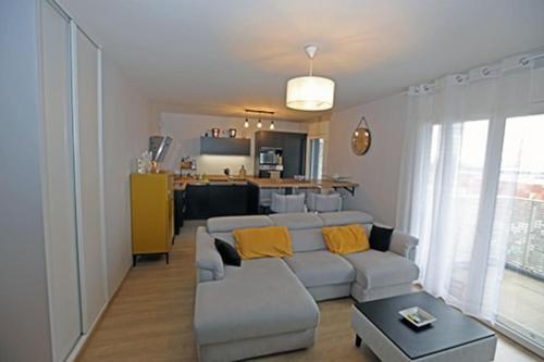 un soggiorno con divano e una cucina di Appartement 5 pcs pour JO 2024 a Saint-Denis