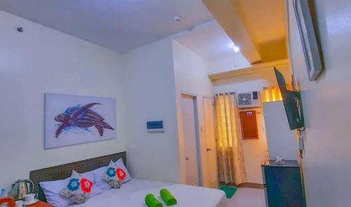 a living room with a bed and a room at iPark Hotel by Hiverooms in Cebu City
