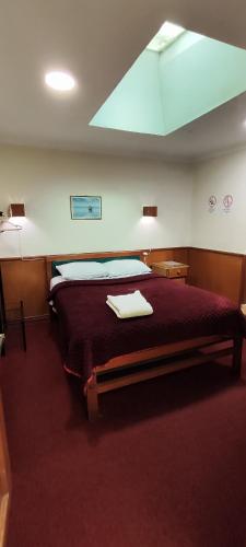 sypialnia z dużym łóżkiem w pokoju w obiekcie Hotel Don Nelo w mieście La Paz