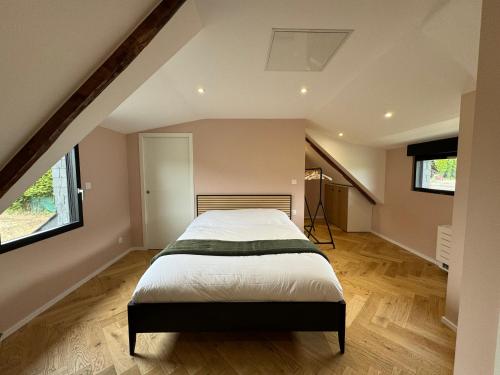 Tempat tidur dalam kamar di Maison bretonne en pierre rénovée