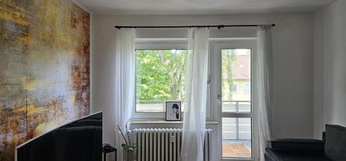uma sala de estar com uma janela e um radiador em Dream Home in Dortmund em Dortmund