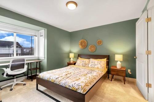Säng eller sängar i ett rum på Wallingford Modern Home with Designer's Touch - 95 walk score