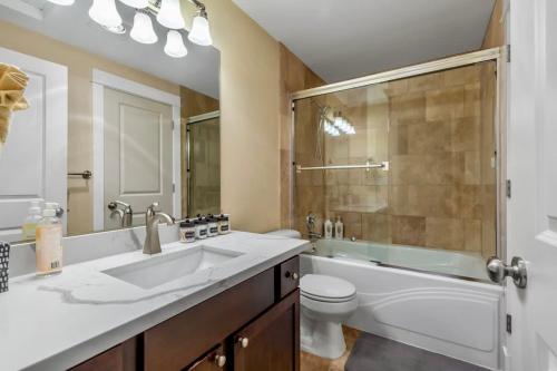 ein Bad mit einem Waschbecken, einer Dusche und einem WC in der Unterkunft Wallingford Modern Home with Designer's Touch - 95 walk score in Seattle