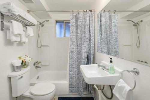 Cozy Getaway Yard House with BBQ - UW - Children Hospital_3