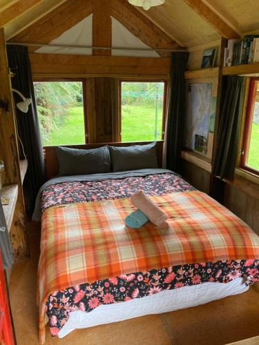 En eller flere senge i et værelse på Cabin&geothermal pool by lake Taupo