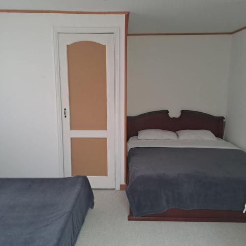 a bedroom with a bed and a door to a doorway at Fortaleza Diosa Chia in Chía